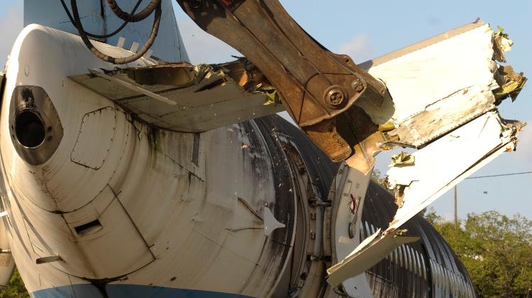 Duas aeronaves da massa falida da Vasp são desmanchadas no Aeroporto Internacional do Recife/Guararapes-Gilberto Freyre em 2013