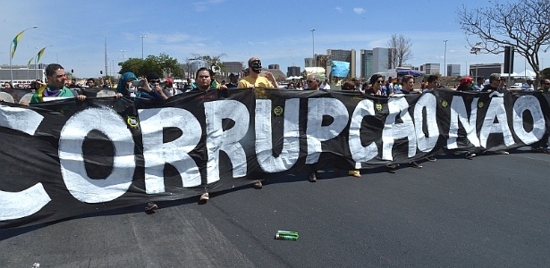 Manifestantes levantam faixa dizendo "corrupção não" durante protesto em 2013 - Valter Campanato - 7.set.2013/ABr