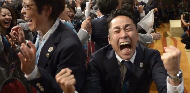 A emoção da delegação de Tóquio em 2013, no anúncio da sede olímpica de 2020 - Juan Mabromata/AFP