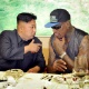 7.set.2013 - O líder norte-coreano, Kim Jong-un, se reúne com o ex-jogador americano e astro da NBA Dennis Rodman em Pyongyang (Coreia do Norte) - Rodong Sinmun/Efe/Epa