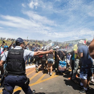 7.set.2013 - Polícia usa spray de pimenta em manifestantes que tentaram furar o bloqueio ao redor do Congresso Nacional, em Brasília - Marlene Bergamo/Folhapress