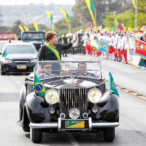 7.set.2013 - Presidente Dilma chega no Rolls-Royce presidencial para o desfile de Sete de Setembro, na Esplanada dos Ministérios - Roberto Stuckert Filho/Presidência