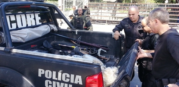 Policiais do esquadrão antibombas da Polícia Civil do Rio recolhem artefatos caseiros lançados durante protestos - Hanrrikson de Andrade/UOL