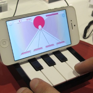 Bloquinhos indicam as notas musicais, e o usuário tem de acompanhá-los batendo na tecla  - Juliana Carpanez/UOL