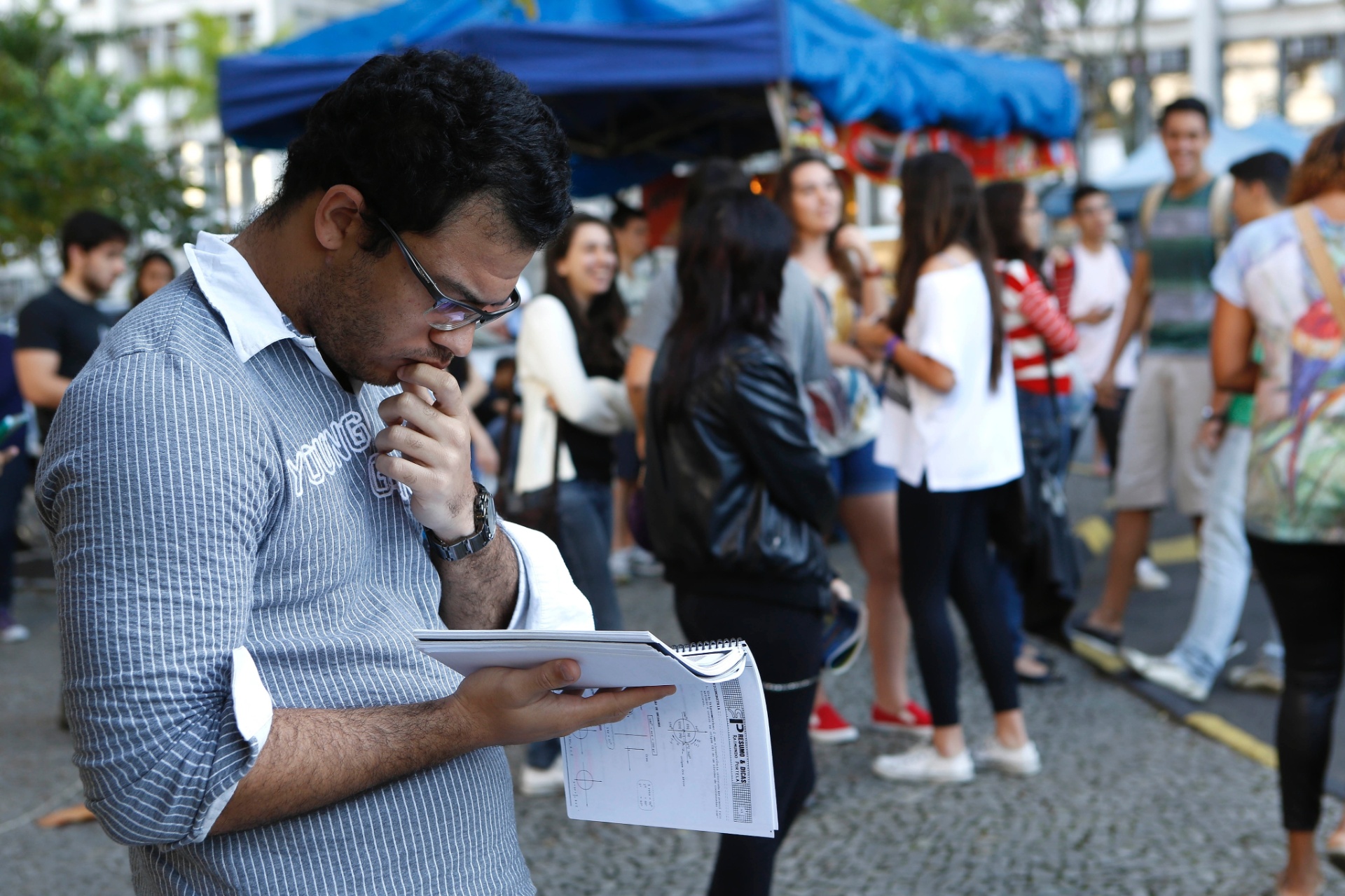 8.set.2013 - Estudante aproveita para revisar o conteúdo antes do segundo exame de qualificação do vestibular 2014 da Uerj (Universidade do Estado do Rio de Janeiro) - Marcos Pinto/UOL