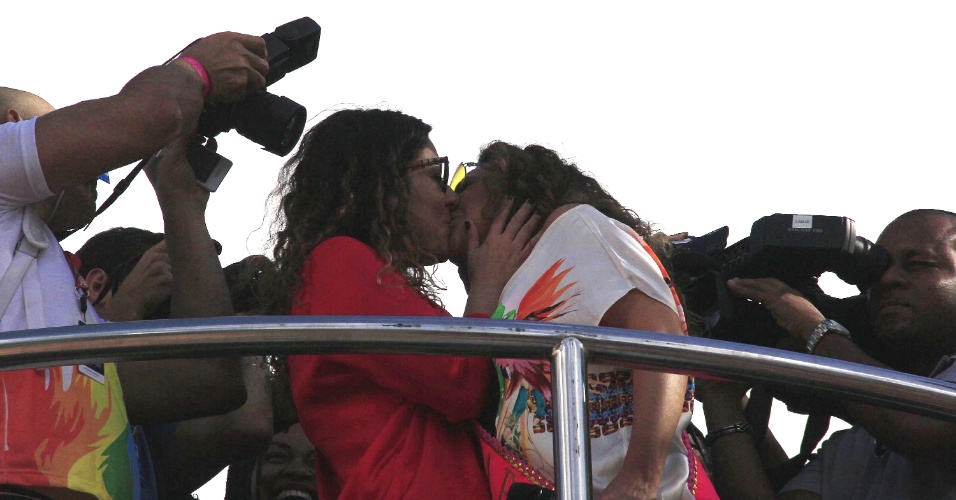 A jornalista Malu Verçosa deu um beijo na boca da mulher, a cantora Daniela Mercury, durante a 12ª Parada Gay, realizada neste domingo (8), no centro de Salvador, na Bahia. Daniela foi escolhida a rainha do evento deste ano