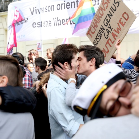 Em 2013, casais promoveram "beijaço" durante um protesto contra a discriminação contra pessoas do grupo LGBTQIA+ em Paris, na França - Christophe Karaba/EFE