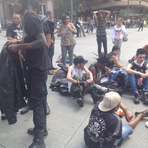 Autodenominados punks se reúnem na praça Sete, em Belo Horizonte, durante protesto no Sete de Setembro - Carlos Eduardo Cherem/UOL