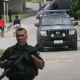 8.jul.2011 - Policiais isolam as ruas que dão acesso ao local da reconstituição da morte do menino Juan de Moraes, 11, na comunidade Danon, em Nova Iguaçu (Rio de Janeiro). Juan desapareceu no dia 20 de junho, após incursão de policiais militares do 20º Batalhão à comunidade. Depois de um erro de perícia, a Polícia Civil do Rio anunciou dez dias depois que o corpo do menino havia sido encontrado na semana passada, em Belford Roxo - Cléber Júnior/Agência O Globo
