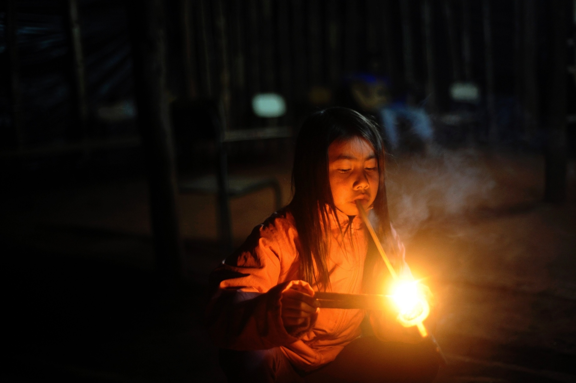 9.set.2013 - Criança da tribo avá-guarani acende um cachimbo cerimonial que, segundo a crença dos índios, afasta os maus espíritos, durante um ritual de preparação para retornar a terra que eles chamam de Tekoha Yvoh'y, em Guaira, Paraná. A tribo vive em constante conflito com agricultores pela posse da terra que anteriormente pertencia a eles - Lunae Parracho/Reuters