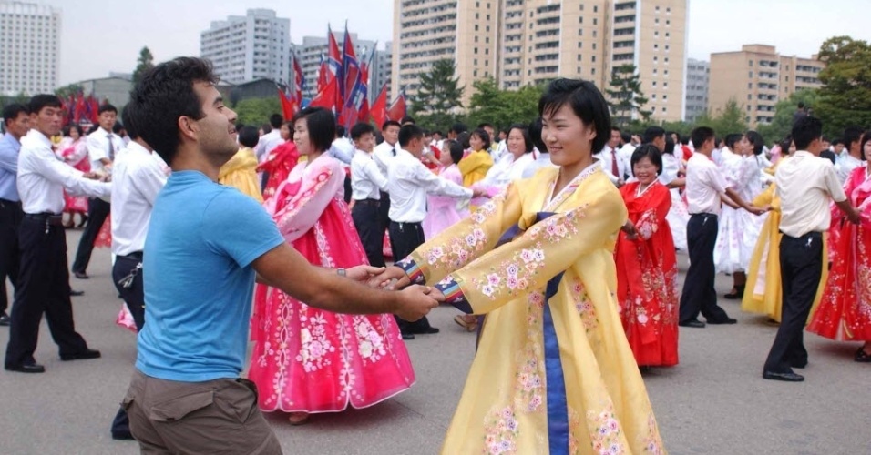 9.set.2013 - Entre os artistas, um deles, aparentemente estrangeiro, dança com uma mulher com vestimentas tradicionais durante apresentação em celebração dos 65 anos de fundação da Coreia do Norte