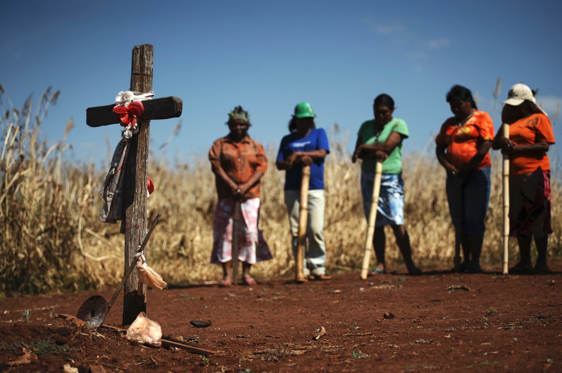 9.set.2013 - Índios da tribo guarani-caiová se reúnem no local onde um rapaz de 15 anos, Denilson Barbosa, foi morto pelo fazendeiro Orlandino Carneiro, durante a ocupação da fazenda em Caarapó, região sul do Mato Grosso do sul - Lunae Parracho/Reuters