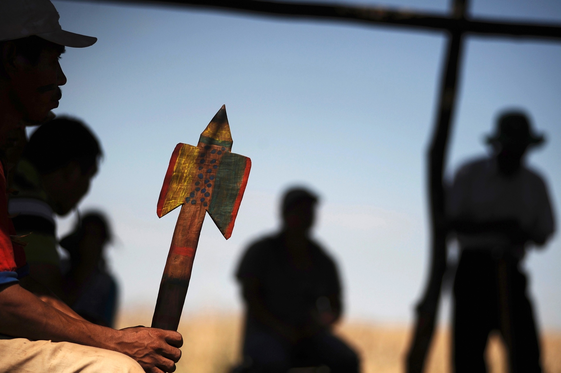 9.set.2013 - Índios da tribo guarani-caiová se reúnem no local onde um rapaz de 15 anos, Denilson Barbosa, foi morto pelo fazendeiro Orlandino Carneiro, durante a ocupação da fazenda em Caarapó, região sul do Mato Grosso do sul - Lunae Parracho/Reuters