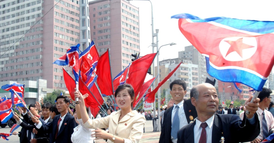 9.set.2013 - População vai às ruas com bandeiras da Coreia do Norte para assistir celebração dos 65 anos de fundação do país, nesta segunda-feira (9), em Pyongyang