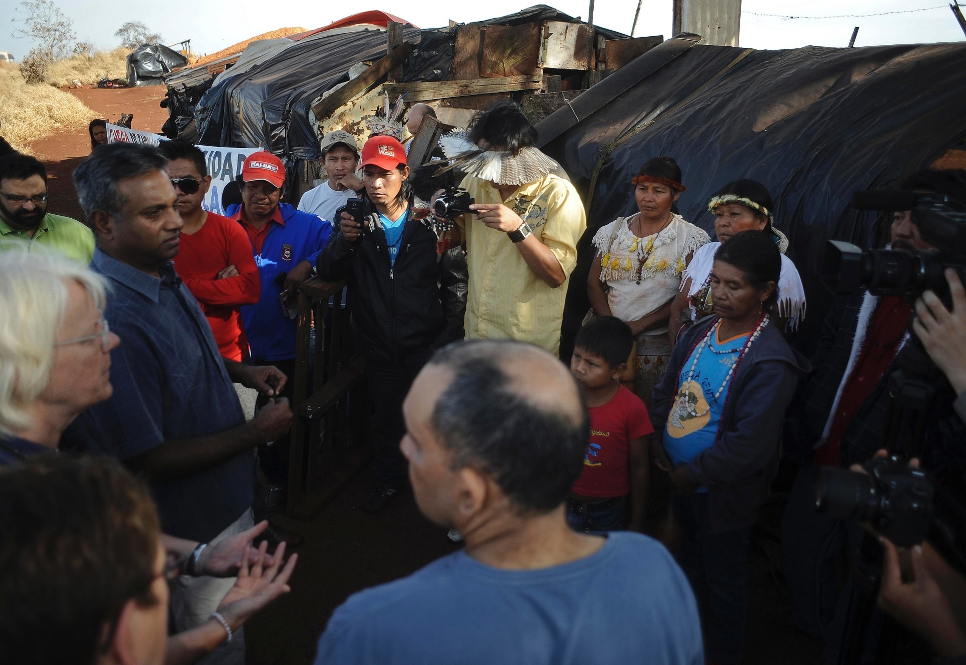 9.set.2013 - Secretário Geral da Anistia Internacional, Salil Shetty (camisa azul escuro), reúne-se com os índios Guarani Kaiowá em acampamento improvisado na beira da sua terra ancestral chamada Tekoha Apika'y, perto de Dourados, Mato Grosso do Sul. A tribo vive em constante conflito com agricultores pela posse da terra que anteriormente pertencia a eles - Lunae Parracho/Reuters
