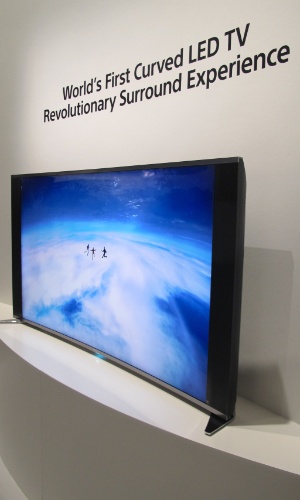 Em uma feira cheia de superlativos, a Sony anunciou no evento a ?primeira TV LED curva? do mundo. O produto de 65 polegadas deve ser lançado em novembro na Europa, China e Estados Unidos, mas seu preço não foi divulgado na IFA 2013Feira alemã aposta alto em TVs de ultradefinição; conheça os modelosFeira alemã aposta alto em TVs de ultradefinição; conheça os modelos