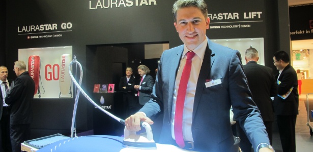 Representante da empresa LauraStar mostra ferro usado com supertábua de passar na IFA 2013 - Juliana Carpanez/UOL