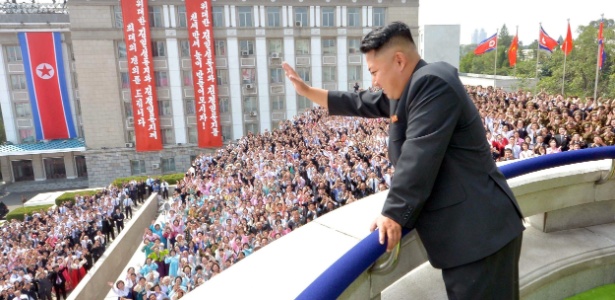 O líder da Coreia do Norte, Kim Jong-Un, acena para multidão durante desfile na praça Kim Il-Sung, em Pyongyang (10.set.2013) - KCNA/AFP
