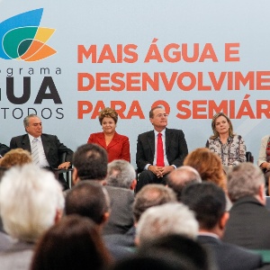 Presidente Dilma Rousseff participa de cerimônia de assinatura de termos de compromisso do programa Água para Todos com municípios do semiárido brasileiro - Roberto Stuckert Filho/PR
