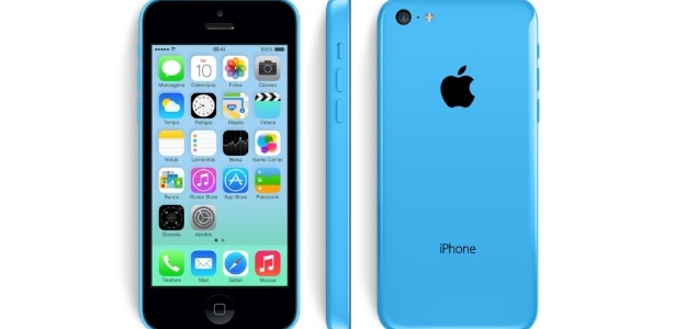 Image mostra o iPhone 5C na cor azul.  As outras opções de cores são vermelha, amarela, verde e branca - Divulgação