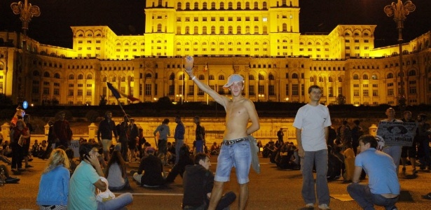 Manifestantes ocupam a Praça do Parlamento durante protesto contra a abertura da mina de ouro Rosia Montana, no centro de Bucareste (Romênia) - Robert Ghement/EFE