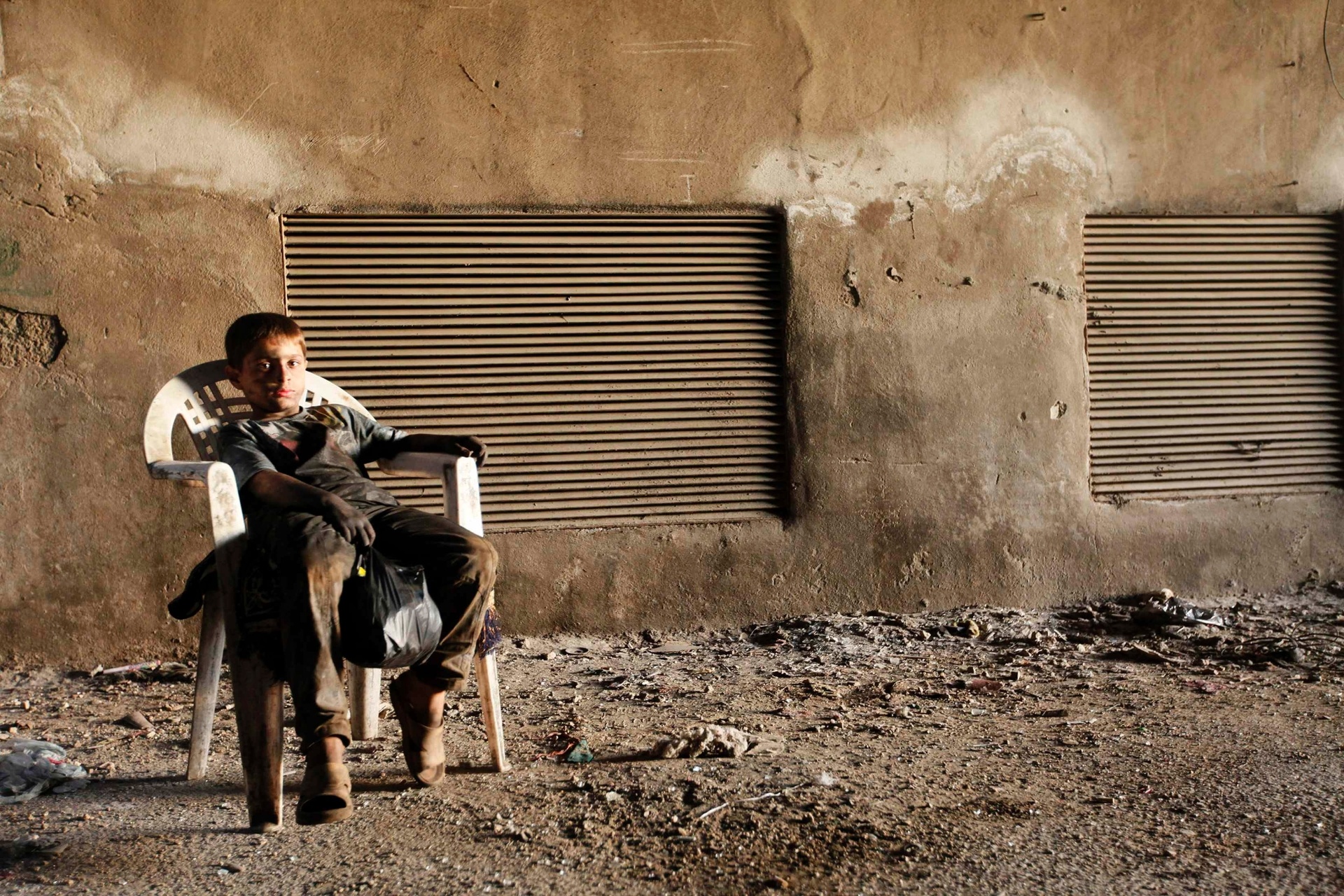 7.set.2013 - Issa, 10, posa para foto na fábrica de armas do Exército Livre da Síria onde trabalha, em Aleppo, reduto da revolta contra o presidente sírio Bashar Assad. Ele trabalha com o pai na fábrica por dez horas todos os dias, exceto às sextas-feiras - Hamid Khatib/Reuters