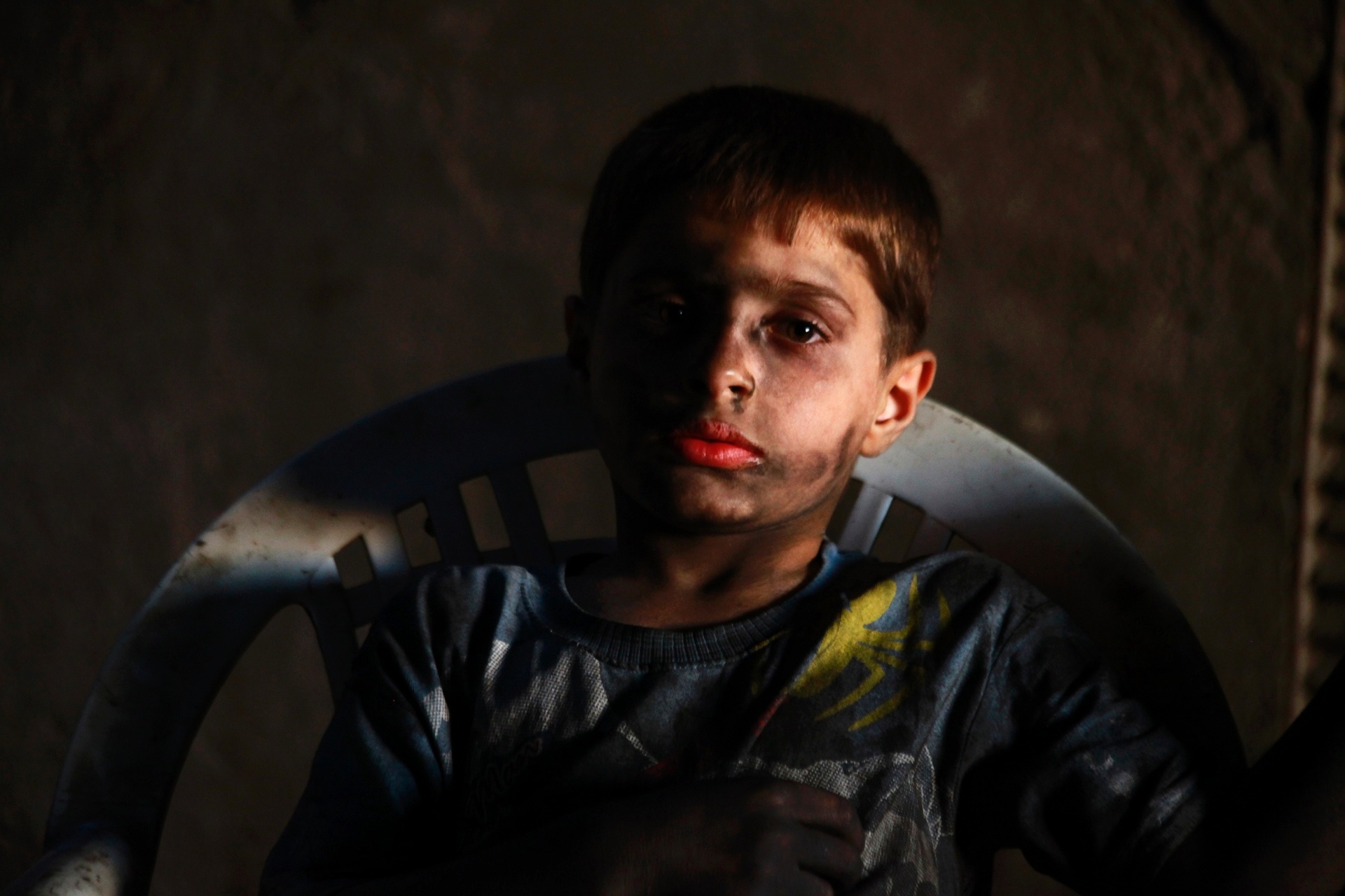 7.set.2013 - Issa, 10, posa para foto na fábrica de armas do Exército Livre da Síria, onde trabalha, em Aleppo, reduto da revolta contra o presidente sírio Bashar Assad. Ele trabalha com o pai na fábrica por dez horas todos os dias, exceto às sextas-feiras - Hamid Khatib/Reuters