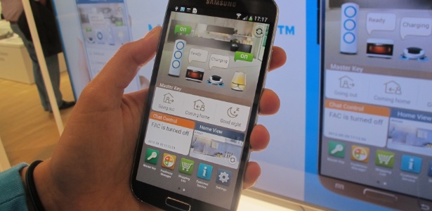 A Samsung apresentou na IFA 2013 seu conceito de casa conectada. A base para todo o sistema é um aplicativo para celular chamado Smart Home, com o qual o usuário consegue controlar diversos eletrodomésticos modernos - Juliana Carpanez/UOL