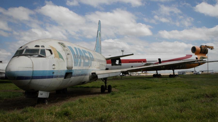 Avião da Vasp abandonado no aeroporto de Viracopos, em Campinas (SP), no ano de 2013