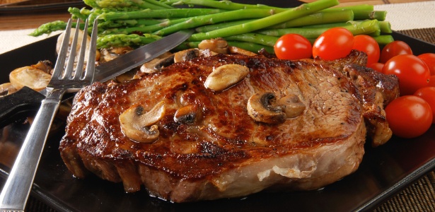 Consuma carnes grelhadas, cozidas ou assadas, que mantêm os benefícios do alimento  - Thinkstock