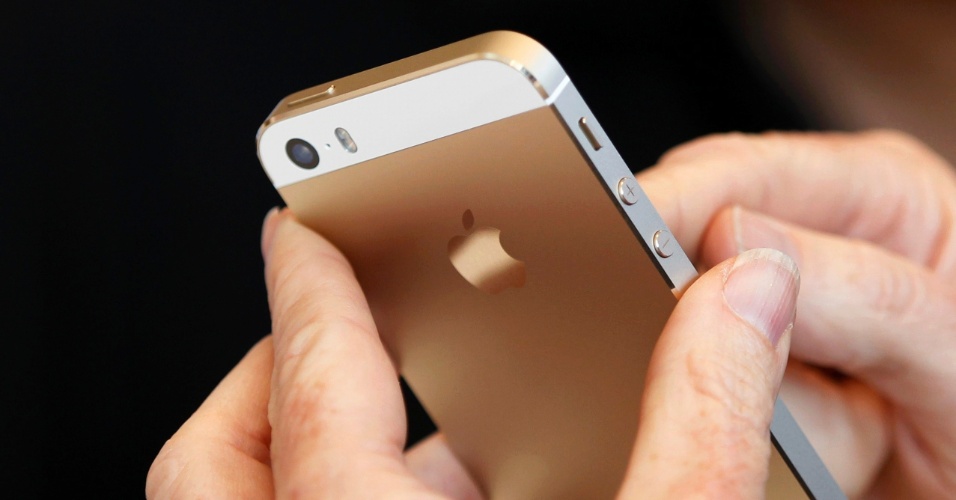 iPhone 5S dourado é manuseado durante apresentação do novo smartphone em Cupertino, na Califórnia (EUA). A Apple também anunciou uma versão mais barata e colorida, o iPhone 5C