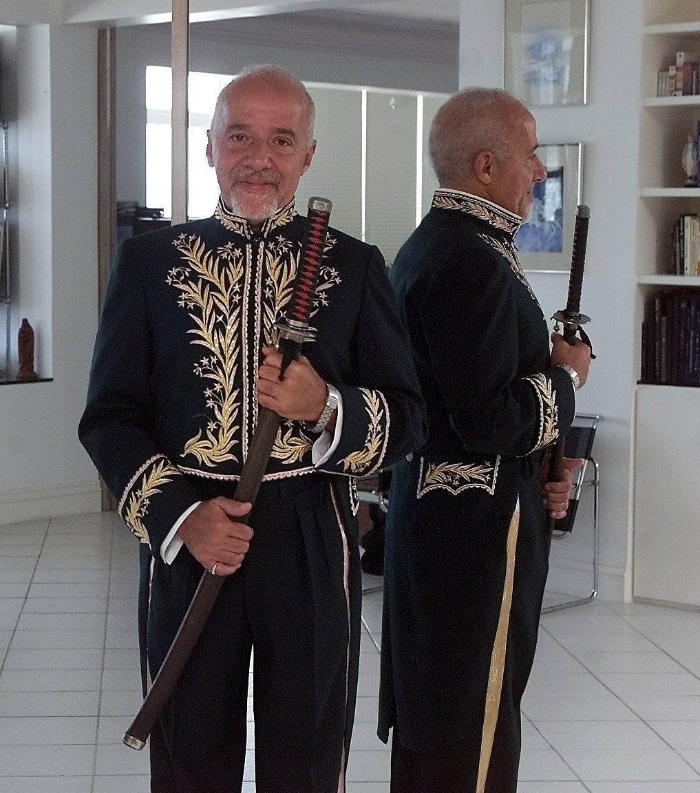 O escritor Paulo Coelho posa com o fardão de imortal da ABL e uma espada japonesa que ganhou ao percorrer o Caminho de Santiago de Compostela (Espanha) - undefined