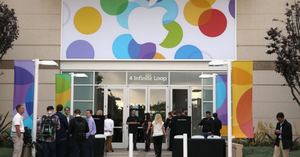Pessoas chegam ao campus da Apple em Cupertino, na Califórnia (EUA), para participar do evento em que a fabricante anunciará novidades em relação ao iPhone e iOS 7