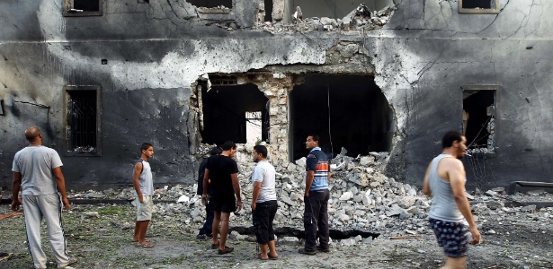 Líbios se reúnem diante do edifício do ministério do Exterior, em Benghazi. A explosão acontece um ano depois do atentado ao consulado dos EUA que matou quatro pessoas, incluindo o embaixador