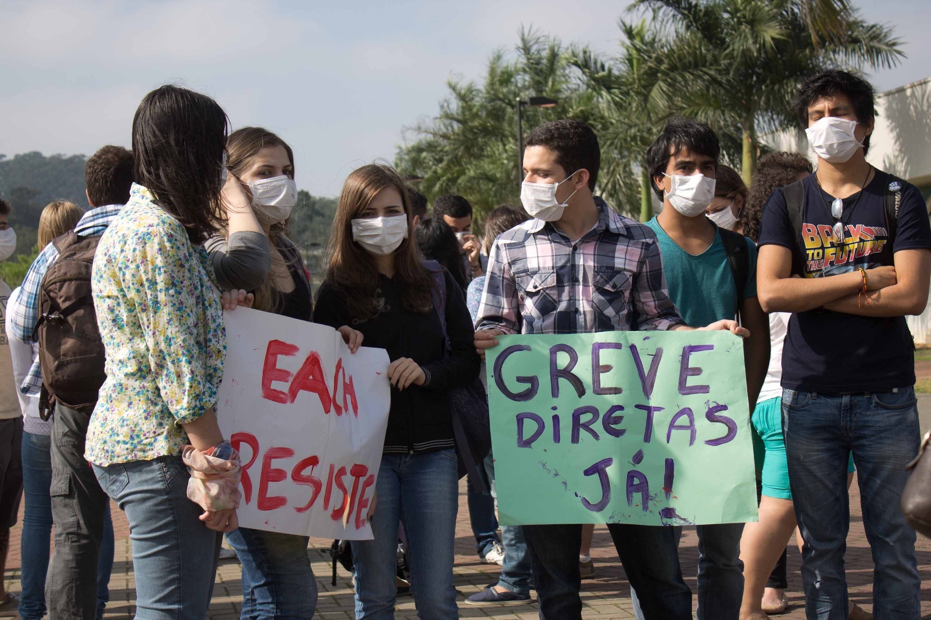 11.set.2013 - Professores e alunos protestam na USP Leste por melhorias na unidade. Os professores da USP Leste decretaram greve nessa terça-feira alegando preocupação com os riscos de trabalharem em uma área contaminada. - Beto Martins/Futura Press