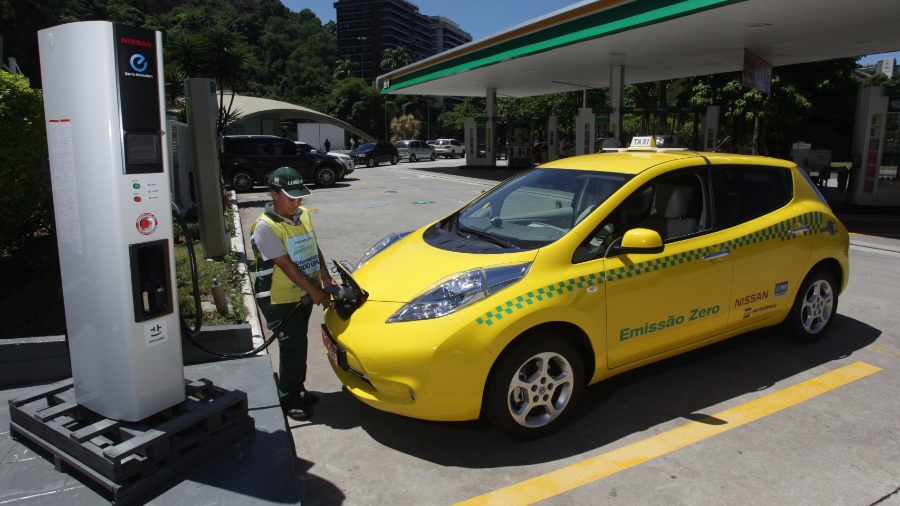 Táxi elétrico sendo recarregado no Rio de Janeiro - Agência Petrobras