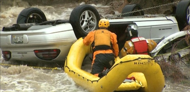 Homens da emergência trabalham em resgate de um homem preso em seu veículo durante uma inundação de Rock Creek, em Lafayette - Reuters/CBS4