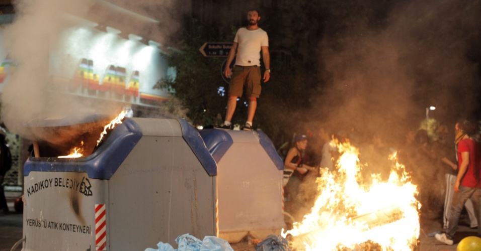 12.set.2013 - Manifestantes ateiam fogo em objetos em uma de Kadikoy, em Istambul (Turquia), nesta quinta-feira, durante protesto contra a repressão policial que resultou na morte de jovem de 22 anos no sul da Turquia, durante confronto com policiais