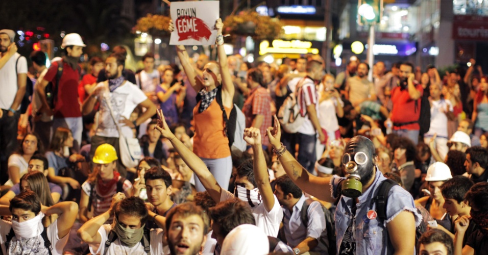 12.set.2013 - Milhares de pessoas protestaram nesta quinta-feira (12) em Kadikoy, Istambul (Turquia) contra a repressão policial que resultou na morte de jovem de 22 anos no sul da Turquia, durante confronto com policiais