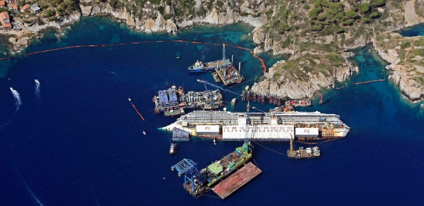Vista aérea dos trabalhos para recolocar de pé o navio Costa Concordia, que adernou na costa da ilha de Giglio, em janeiro de 2012 - Marinha da Itália/Divulgação