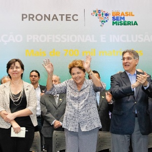 Em 13 de setembro, a presidente Dilma Rousseff (centro) participou da cerimônia de formatura de 2.530 alunos do Pronatec na cidade de Uberlândia (MG) - Roberto Stuckert Filho/Agência Planalto