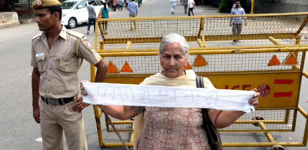  Mulher protesta em Nova Déli onde os quatro acusados pelo estupro coletivo de uma jovem foram julgados