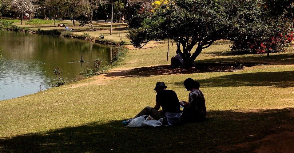 13.set.2013 - Pessoas aproveitam tarde de sol no parque Ibirapuera, em São Paulo. A cidade registra 29ºC nesta sexta-feira