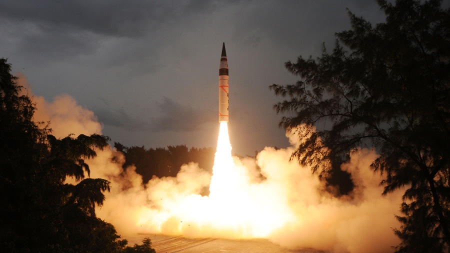 Imagem do lançamento bem sucedido do míssil balístico intercontinental Agni 5, na Índia - DRDO/AFP