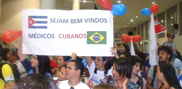 Grupo de pessoas ligadas a movimentos sociais aguardava a chegada de médicos cubanos no aeroporto Carlos Drummond de Andrade, na região da Pampulha, em Belo Horizonte - Rayder Bragon/UOL