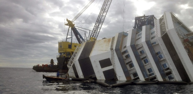 Operários preparam a megaoperação que irá endireitar o navio de cruzeiro italiano Costa Concordia - Efe