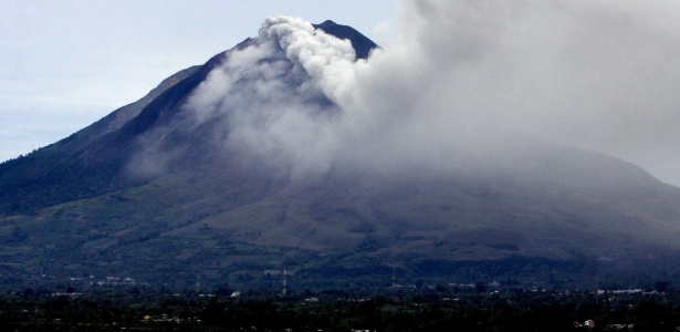 Vulcão monte Sinabung expele cinzas e gases durante erupção neste domingo (15) - Efe/Epa/Str