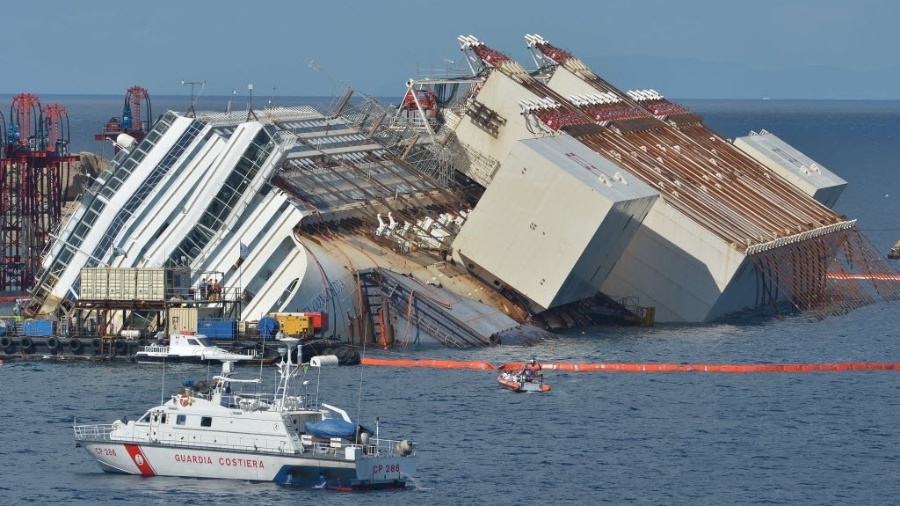 Sistema de cabos hidráulicos iça o navio Costa Concordia, que se acidentou na costa da Itália em 2012 - Vincenzo Pinto/AFP