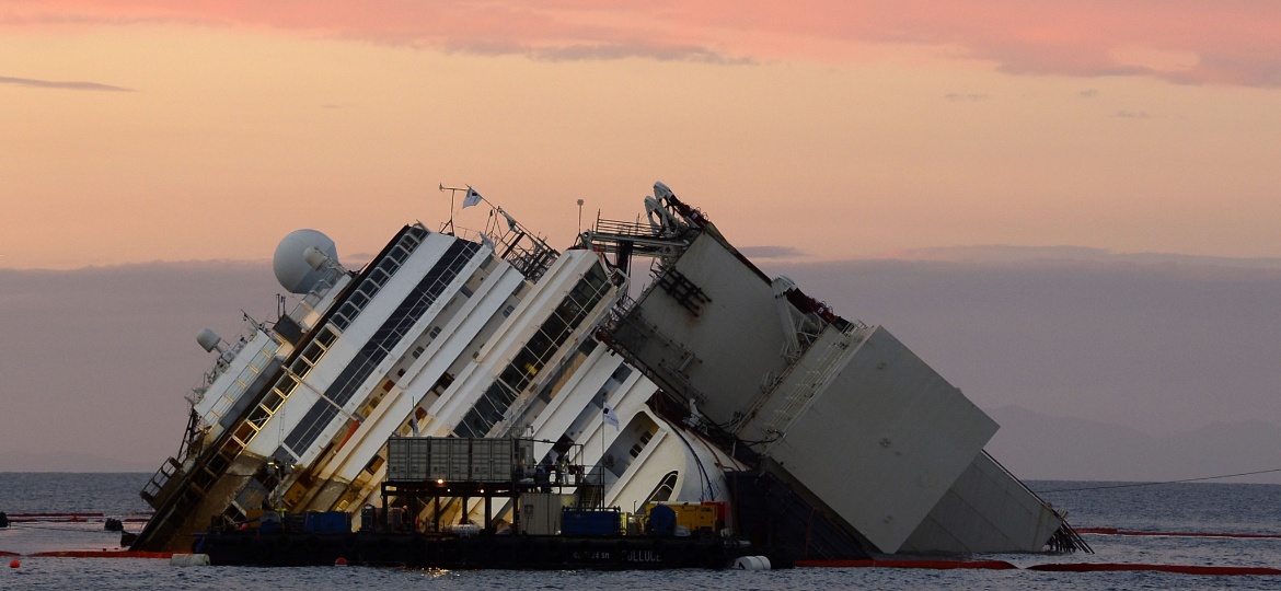 O navio de cruzeiro Costa Concordia, quando ainda estava encalhado próximo à ilha de Giglio, na Itália. Acidente matou 32 pessoas - Andreas Solaro/AFP