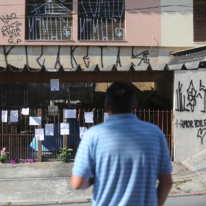 Casa onde mulher teria matado as duas filhas e tentado suicídio, no Butantã, zona oeste de São Paulo, amanheceu pichada e com cartazes e flores espalhados pelo portão nesta segunda-feira (16) - Gabriela Biló/AE